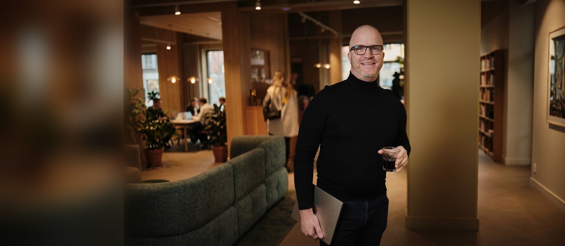 Möte mellan kollegor på kontoret