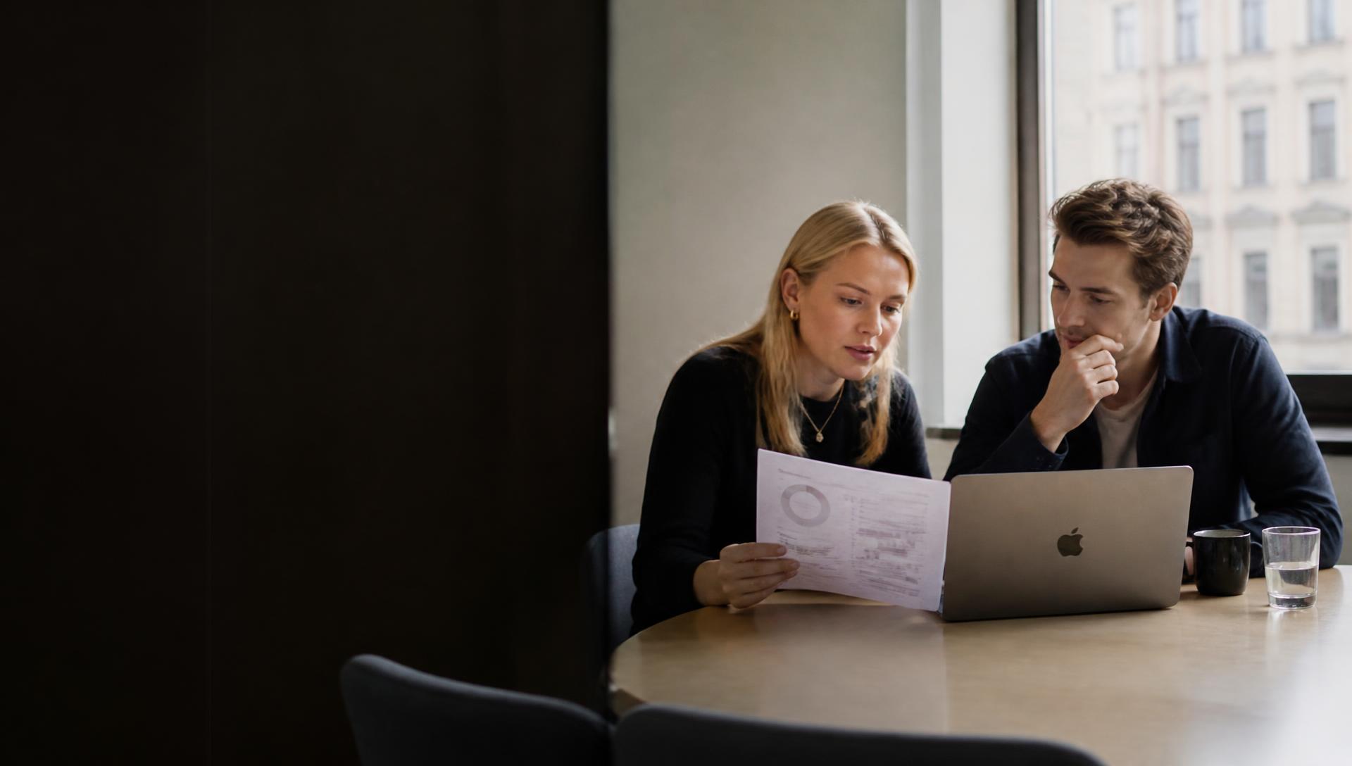 Två kollegor går igenom en rapport